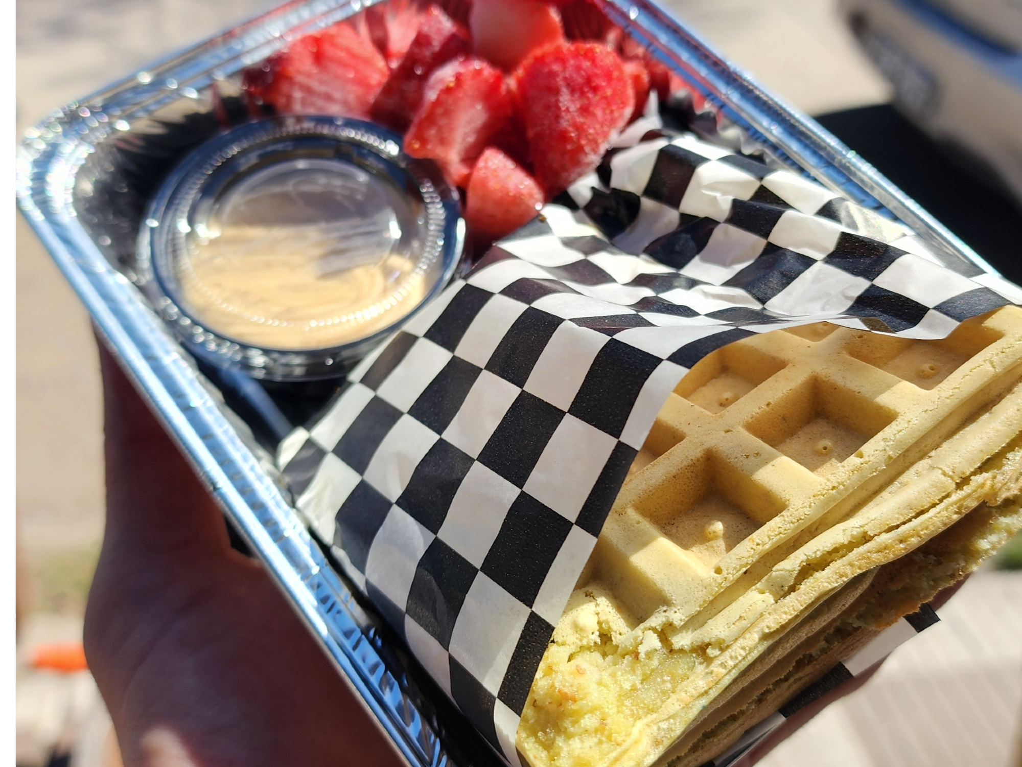 Waffle de pistacho con frutos rojos