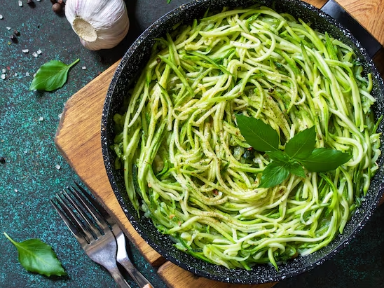 15. Fideos de zucchini en salsa de espinacas.