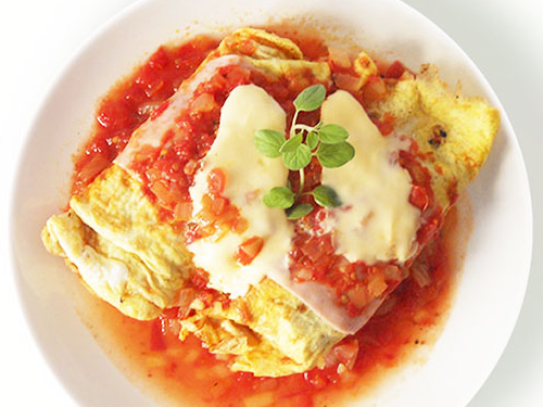 2. Canelones de pollo y verduras con salsa roja y crema de champiñón.