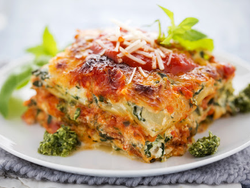 11. Lasaña de carne y verdura con salsa roja y queso.