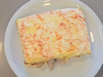 6. Sándwich de pan nube con cerdo, queso y tomate.