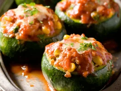 14. Zapallitos rellenos con carne con salsa napolitana y queso.