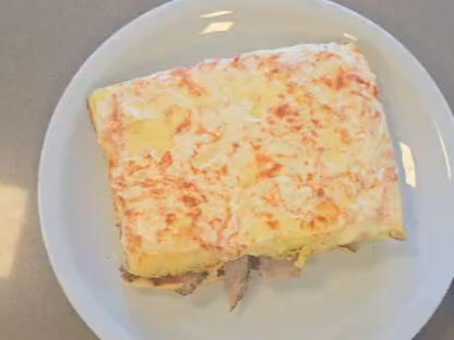 6. Sándwich de pan nube con cerdo, queso y tomate.