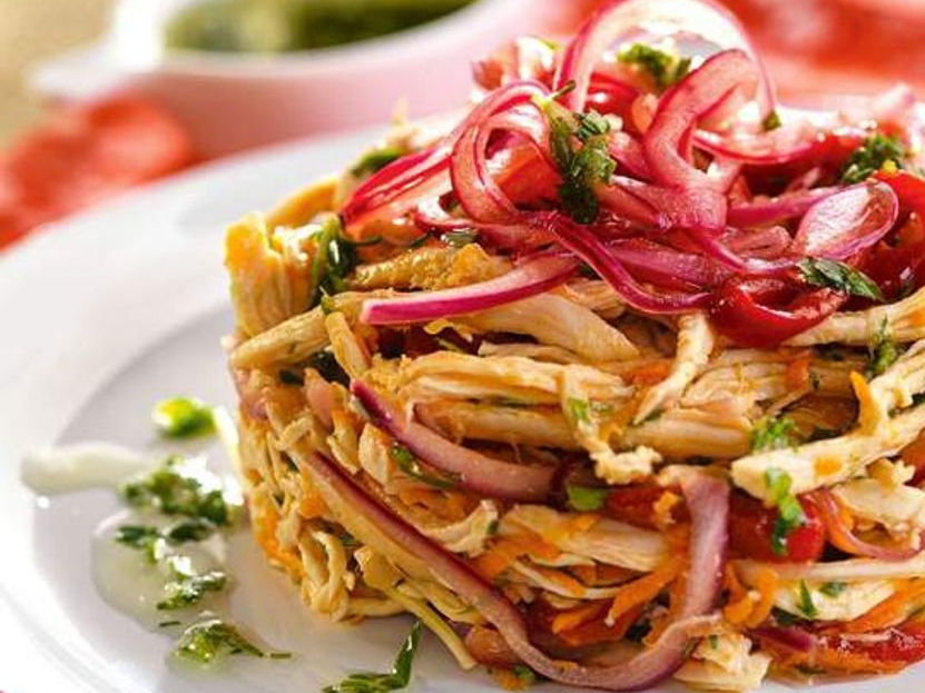 8. Crotones de zanahoria y zucchini con timbal de pollo y verduras.