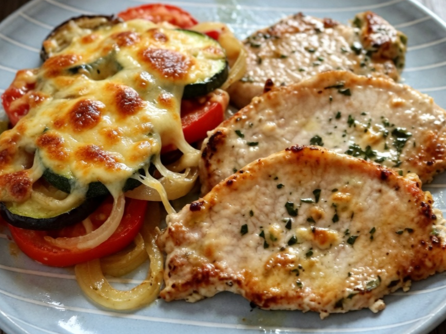 3. Bifes de cerdo con verduras gratinadas.