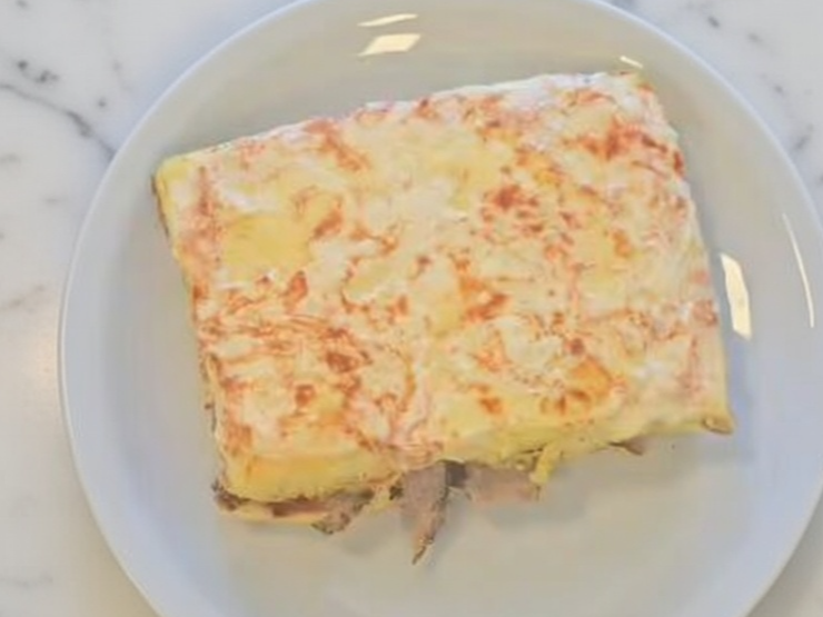 6. Sándwich de pan nube con jamón, queso, tomate y crema de champiñón.