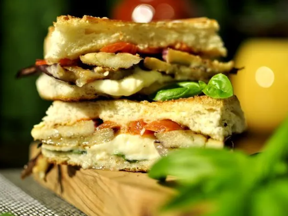 20. Sándwich de pan nube con láminas de zuchinis, berenjena, cebolla, queso y crema de verdeo.