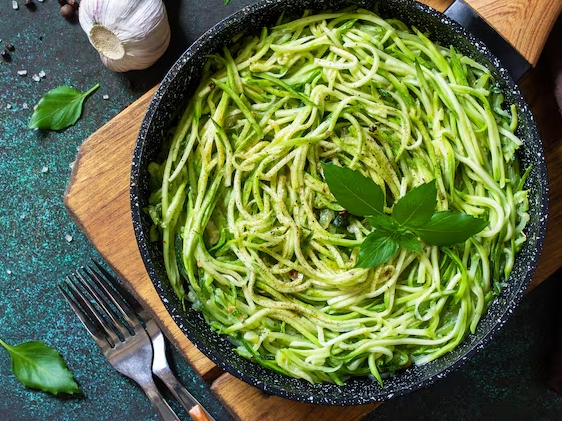 15. Fideos de zucchini en salsa de espinacas.