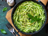 15. Fideos de zucchini en salsa de espinacas.