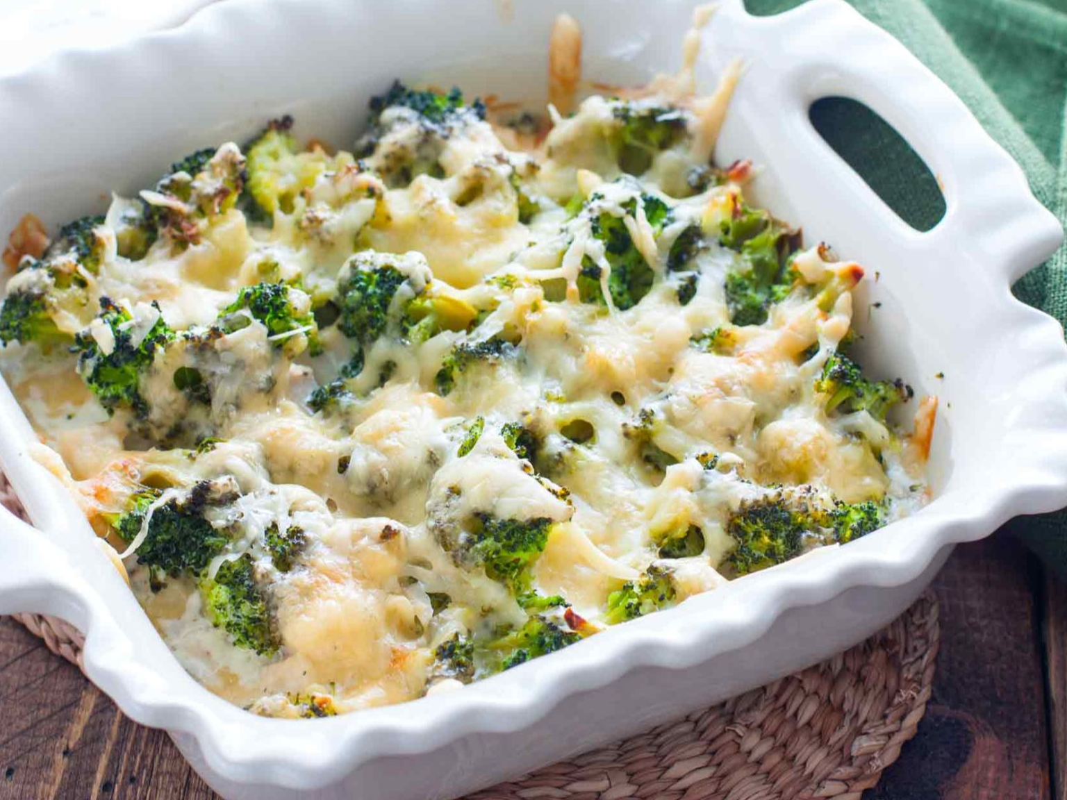 19. Brócoli o coliflor gratinado con salsa cuatro quesos y zanahorias asadas.