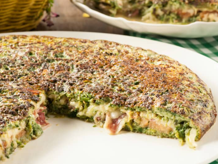 8. Tortilla de vegetales rellena con jamón, queso y rodajas de tomate y salteado de repollo.