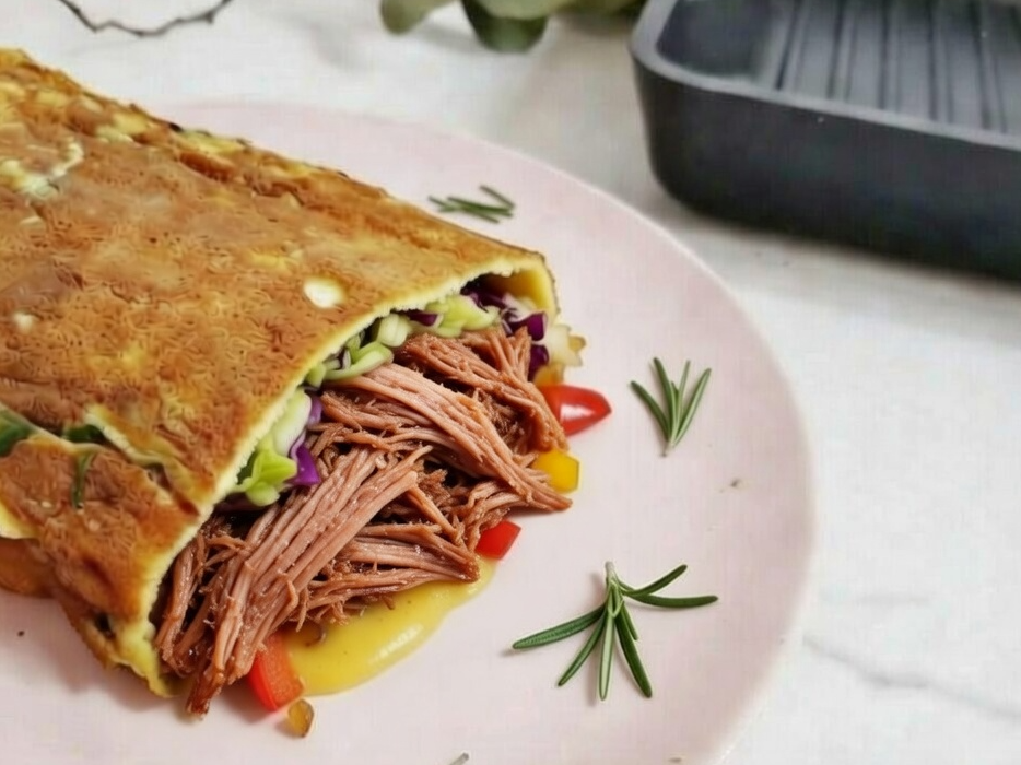 2. Wrap relleno de cerdo, repollo bicolor, cebolla, zanahoria y salsa de queso.