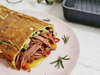 2. Wrap relleno de cerdo, repollo bicolor, cebolla, zanahoria y salsa de queso.