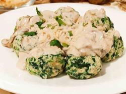 22. Malfatis de ricota y espinaca, con crema de champignones.