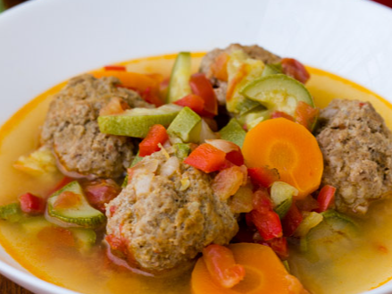 5. Cazuela de albondiguitas de carne vacuna y verduras.