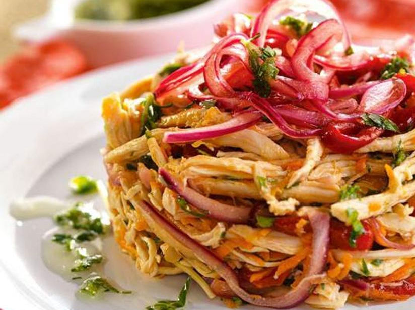 8. Crotones de zanahoria y zucchini con timbal de pollo y verduras.
