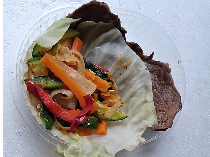 5. Bife de carne con hoja de repollo blanqueado rellena de vegetales salteados.