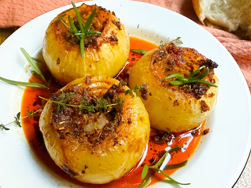 6. Flor de cebollas asadas con salsa boloñesa y queso.