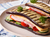 3. Sándwich de láminas de berenjena con jamón, queso, tomate, y calabacines asados.