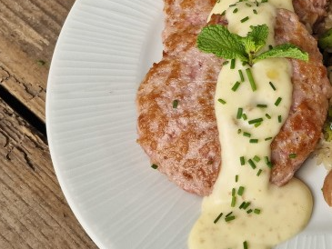 1. Hamburguesas con crema de verdeo acompañado con salteado de zanahoria y cebolla.