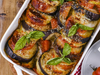 19. Pastel de berenjena con tomate, zucchini y crema saborizada.