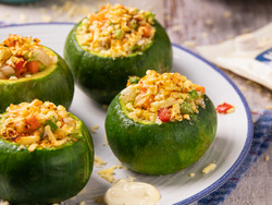23. Zapallitos verdes con relleno vegetariano y crema saborizada.