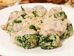 22. Malfatis de ricota y espinaca, con crema de champignones.