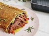 2. Wrap relleno de cerdo, repollo bicolor, cebolla, zanahoria y salsa de queso.