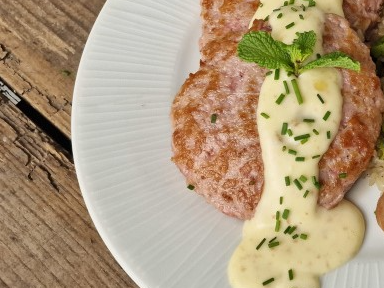 1. Hamburguesas con crema de verdeo acompañado con salteado de zanahoria y cebolla.