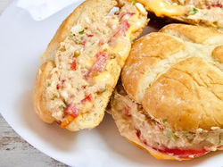 9. Sándwich de pan nube con atún, cebolla, pimiento, tomates, queso y huevo duro rallado.