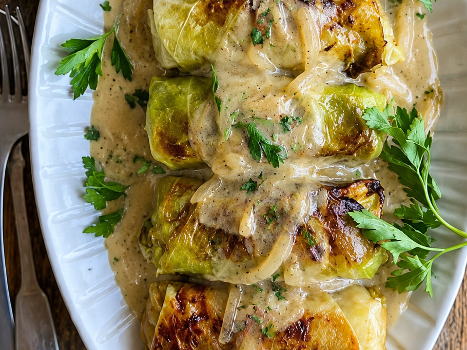 18. Niños envueltos de verduras asadas y crema de cebolla.