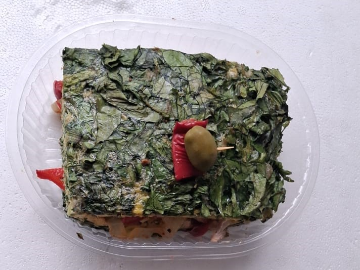 8. Sándwich con pan de acelga relleno con desmenuzado de cerdo, cebolla, pimiento y tomate.