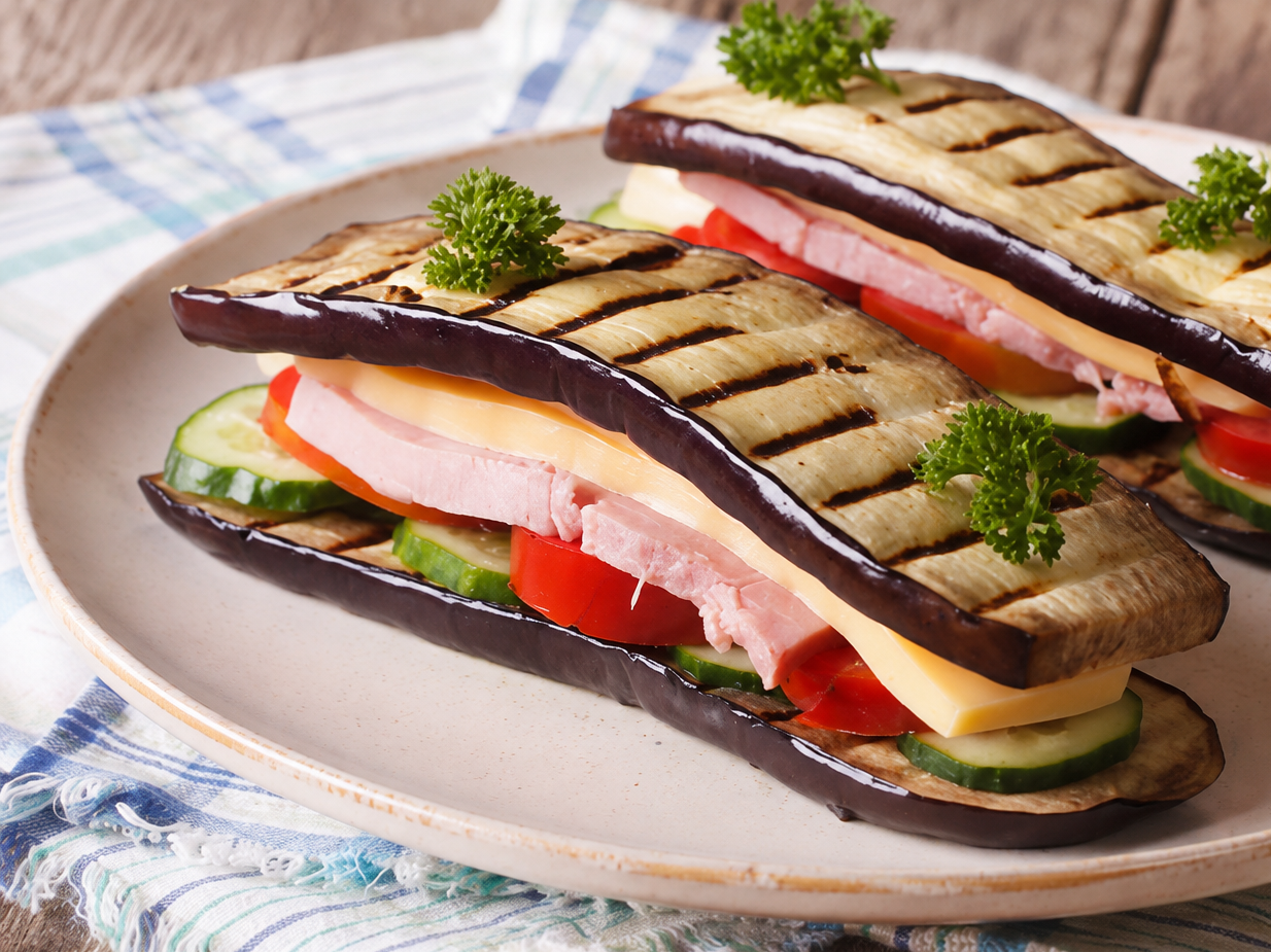 3. Sándwich de láminas de berenjena con jamón, queso, tomate, y calabacines asados.