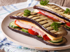 3. Sándwich de láminas de berenjena con jamón, queso, tomate, y calabacines asados.