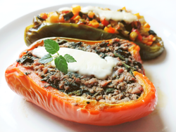 15. Pimientos bicolor rellenos de carne, puerro y queso.