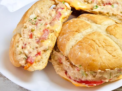 9. Sándwich de pan nube con atún, tomates asados, queso y huevo duro rallado.
