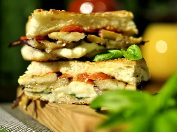 20. Sándwich de pan nube con láminas de zuchinis, berenjena, cebolla, queso y crema de verdeo.