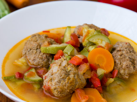 5. Cazuela de albondiguitas de carne vacuna y verduras.