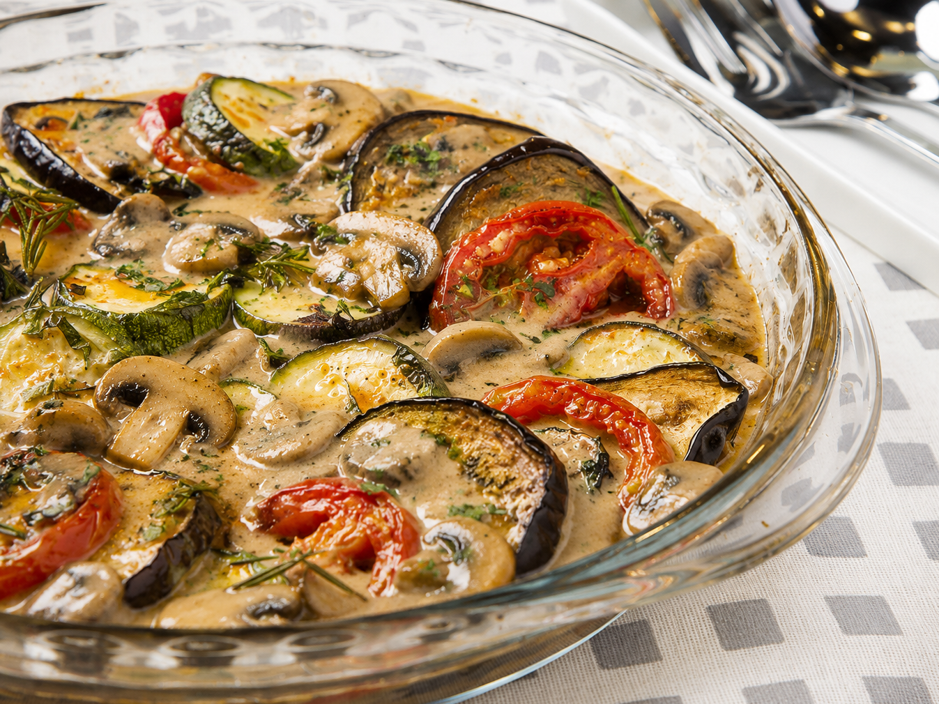 20. Ratatouille (berenjenas, tomate, zapallito, y cebolla) con salsa de champiñones.