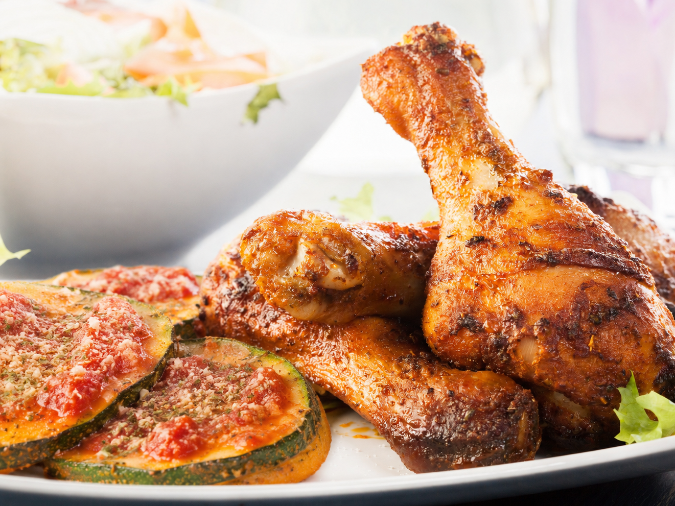 16. Pollo asado con calabacín a la napolitana.