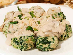 22. Malfatis de ricota y espinaca, con crema de champignones.