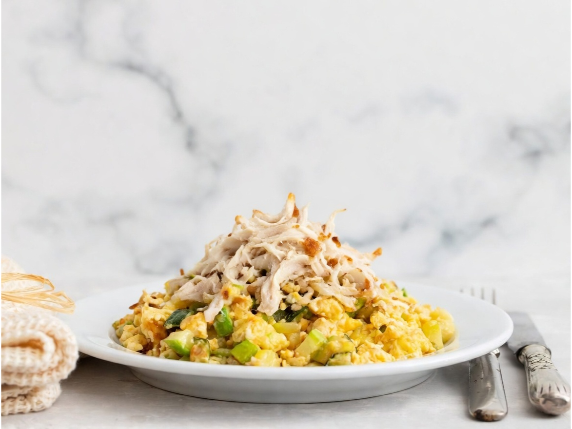 10. Pollo desmenuzado sobre revuelto de zapallitos.
