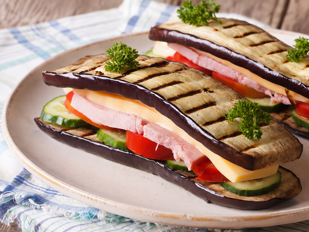 3. Sándwich de láminas de berenjena con jamón, queso, tomate, y calabacines asados.