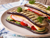 3. Sándwich de láminas de berenjena con jamón, queso, tomate, y calabacines asados.
