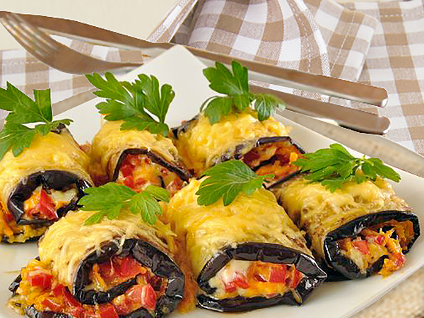 20. Rollos de berenjena rellenos con pimiento, verdeo y zanahoria.