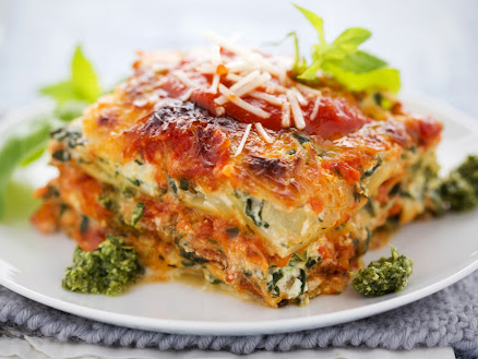 11. Lasaña de carne y verdura con salsa roja y queso.