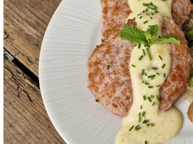 1. Hamburguesas con crema de verdeo acompañado con salteado de zanahoria y cebolla.