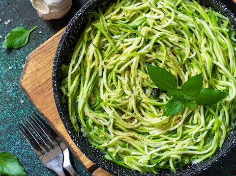 15. Fideos de zucchini en salsa de espinacas.