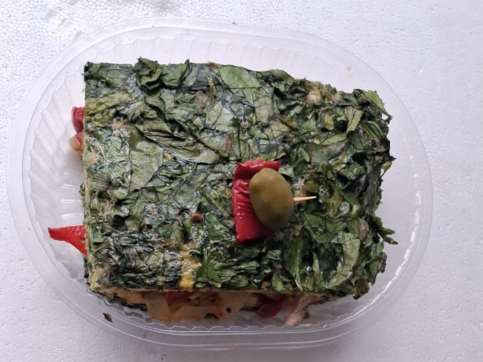 8. Sándwich con pan de acelga relleno con desmenuzado de cerdo, cebolla, pimiento y tomate.