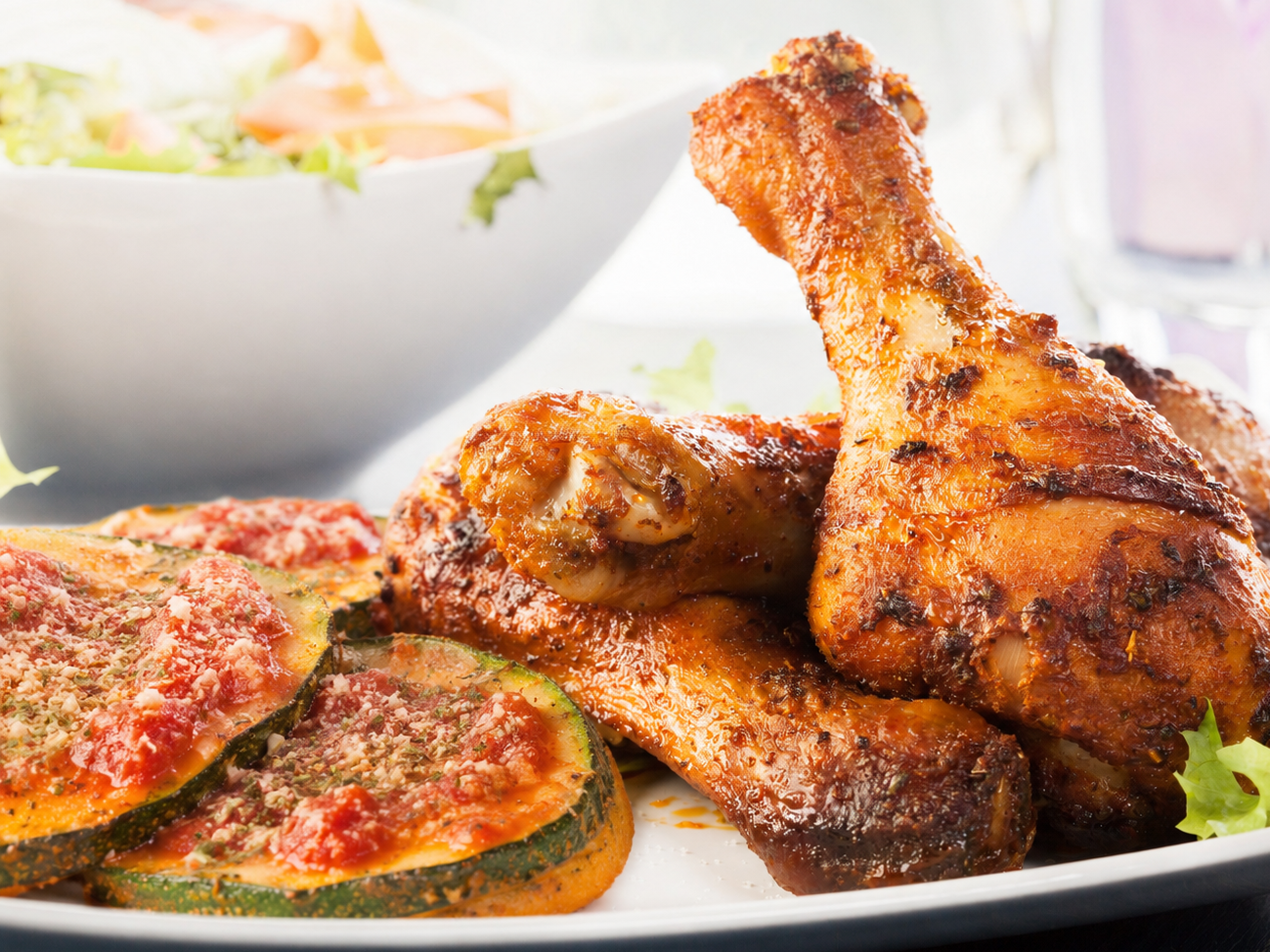 16. Pollo asado con calabacín a la napolitana.